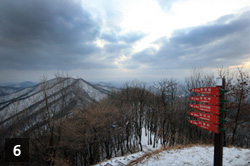 정상에서 보이는 겨울 칠갑산의 풍경3