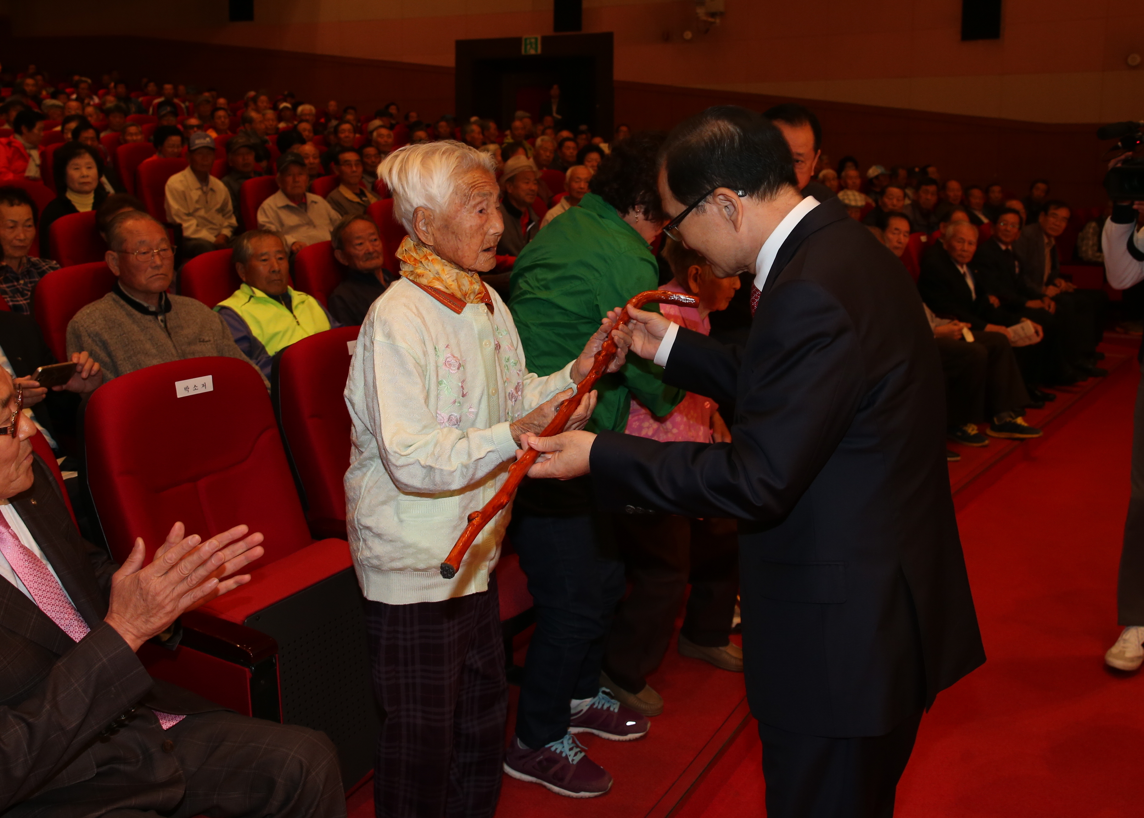 1011 노인의 날 기념식2-청려장 받는 박소저 어르신