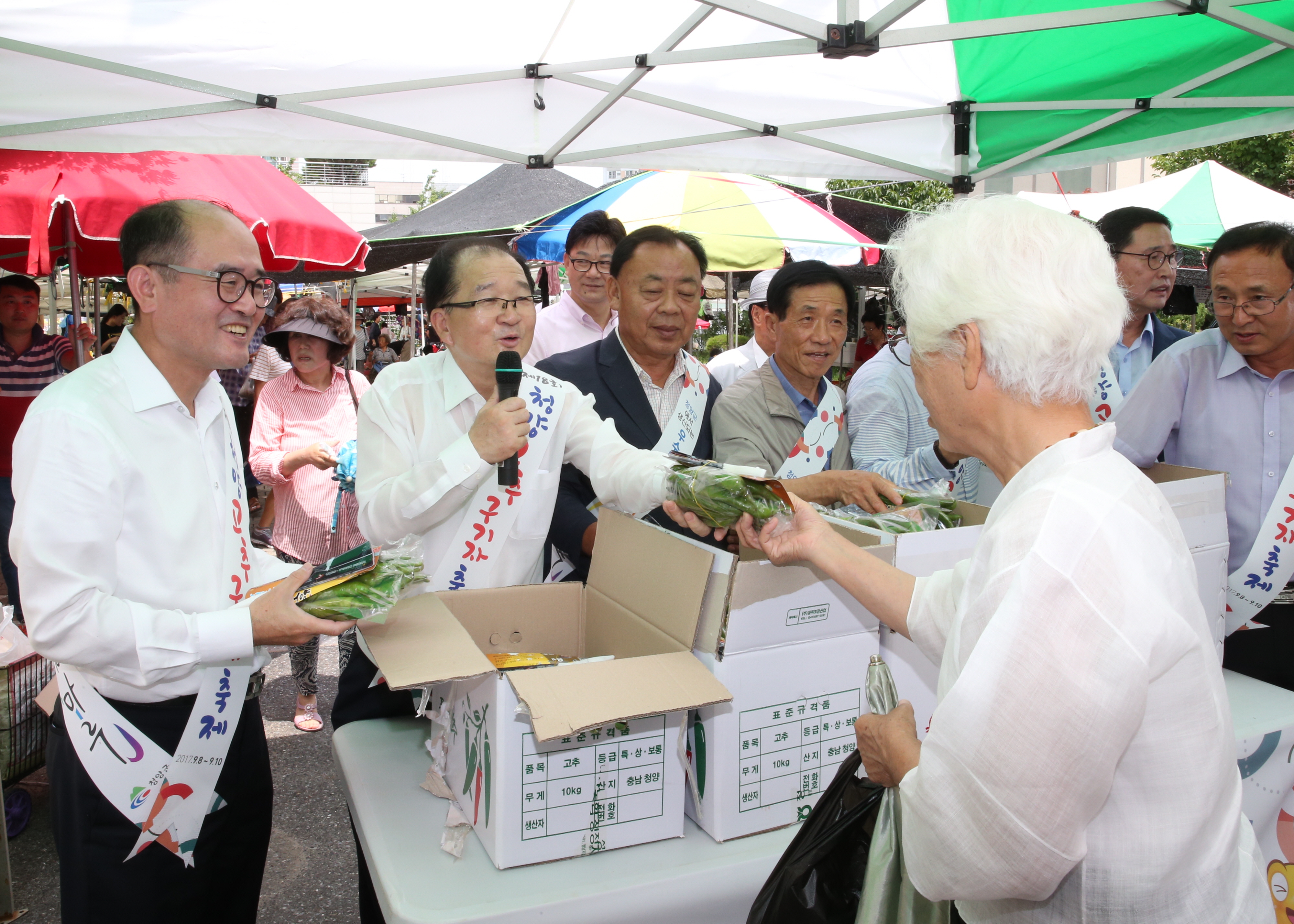 0728 충남농협 직거래장터에서 직접 판매에 나선 이석화 군수1