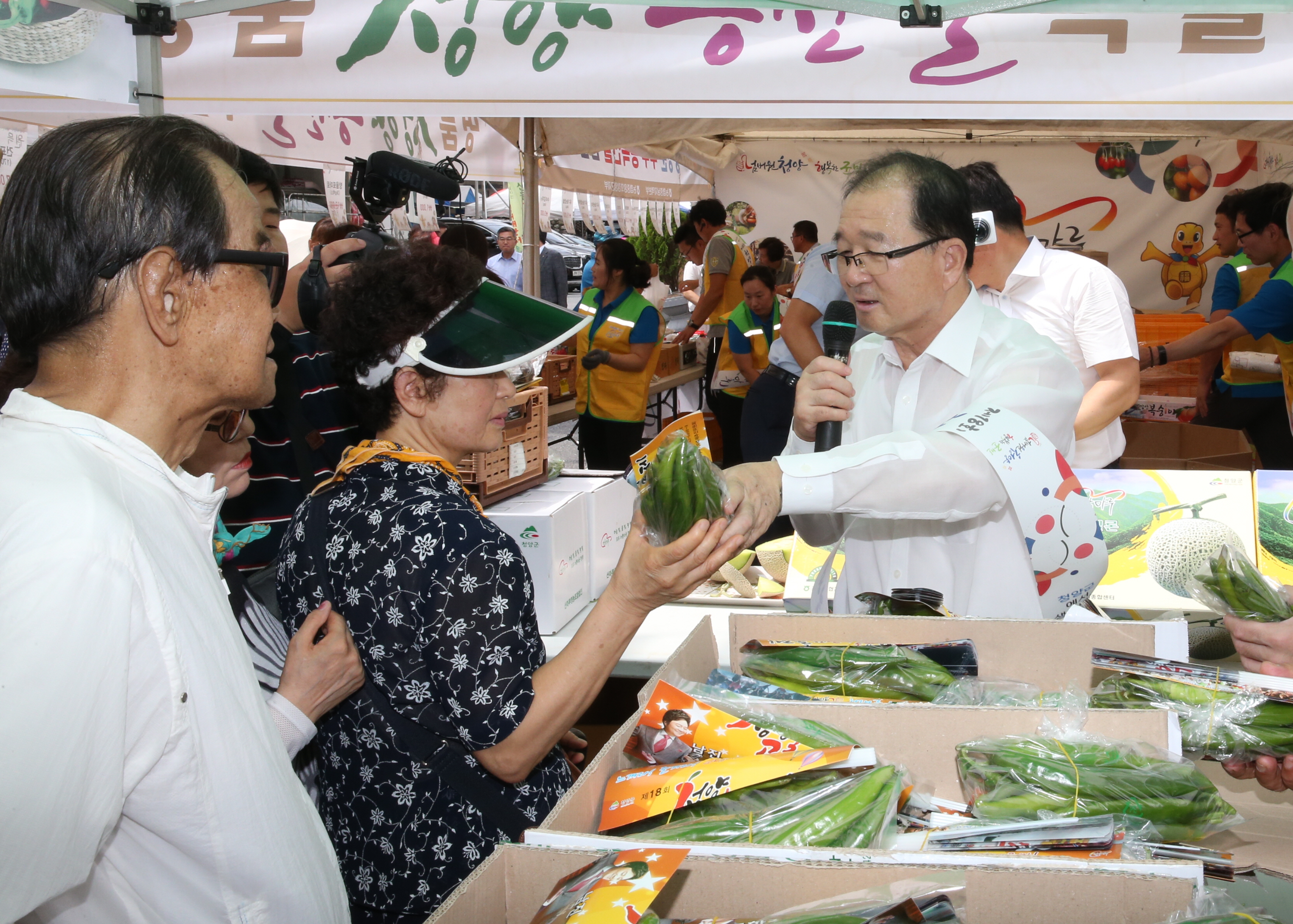 0728 충남농협 직거래장터에서 직접 판매에 나선 이석화 군수2