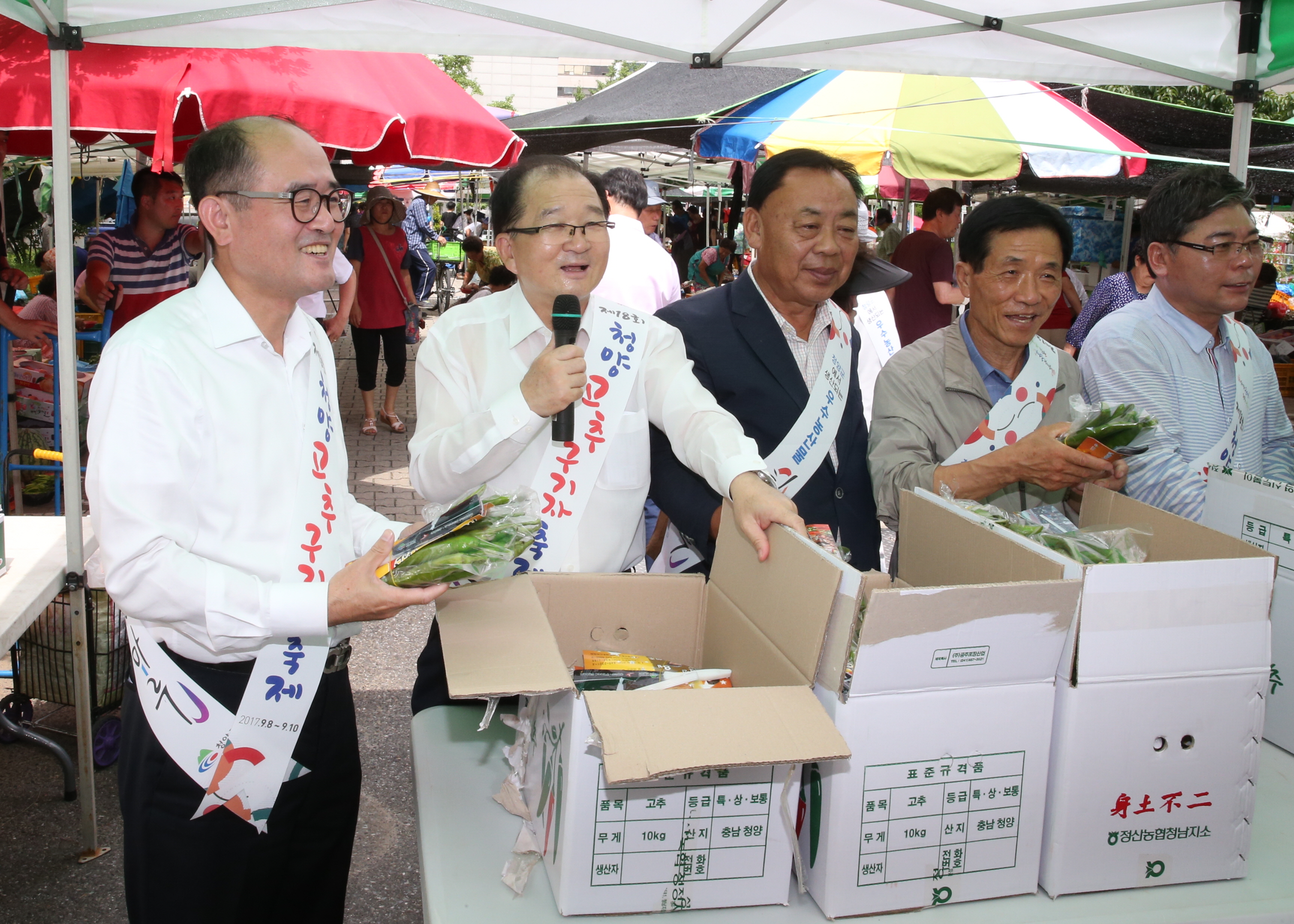 0728 충남농협 직거래장터에서 직접 판매에 나선 이석화 군수3