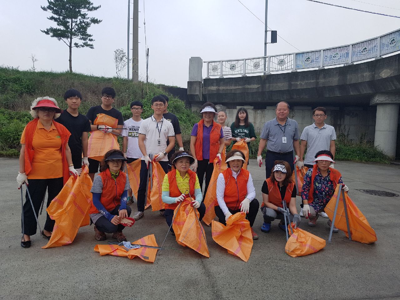 0810 청양읍 하천변 쓰레기 수거1.jpeg