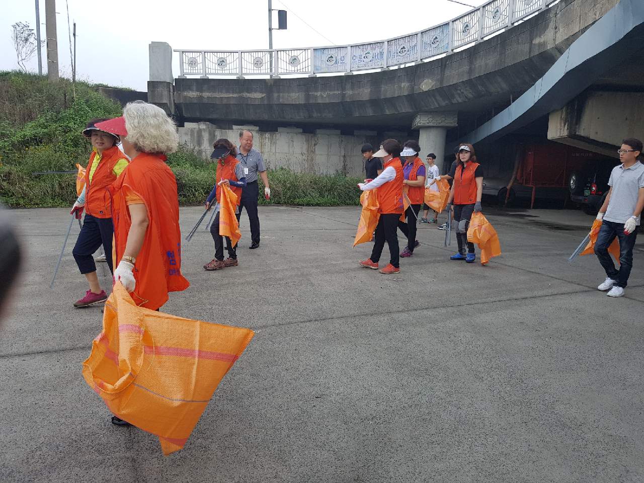 0810 청양읍 하천변 쓰레기 수거2.jpeg