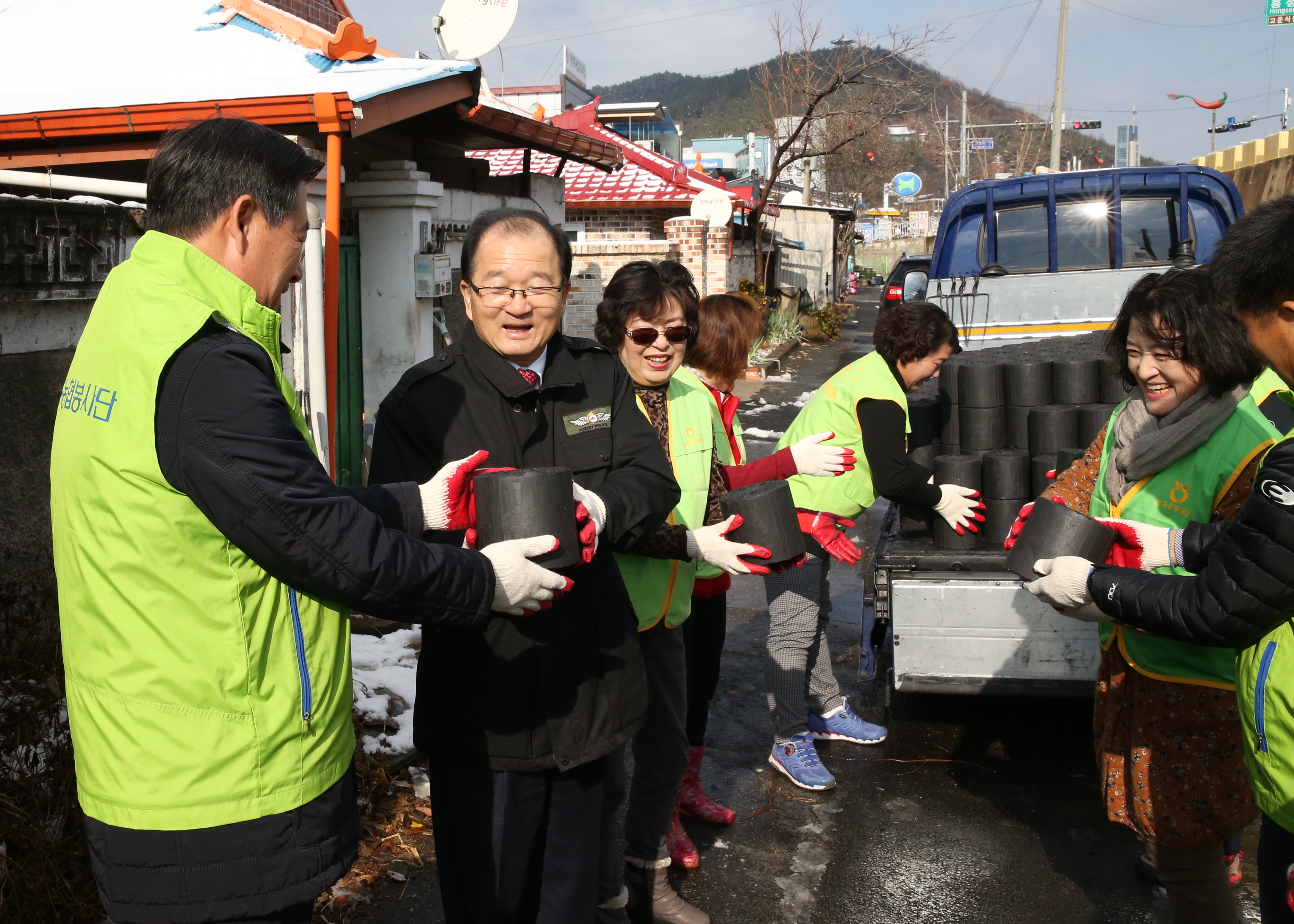 1124 연탄을 나르는 이석화 군수1