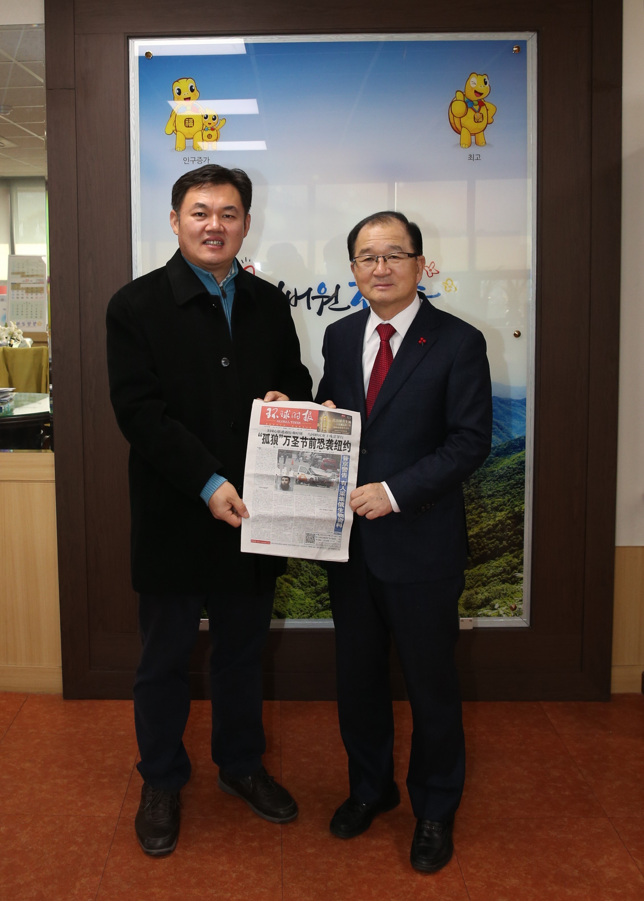 1222 법제일보 선사래씨(좌)와 이석화 군수