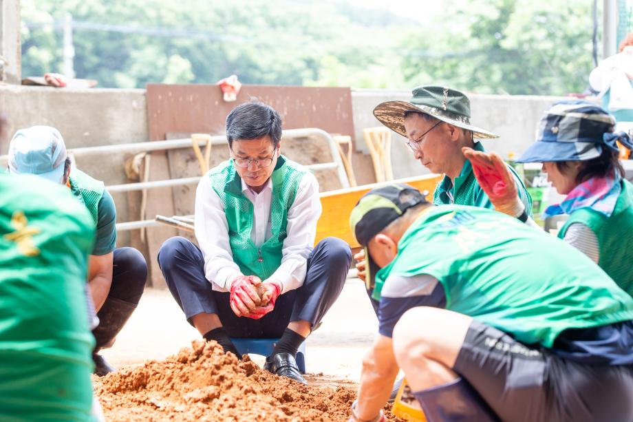 200615_새마을협의회 EM 흙공만들기_0005