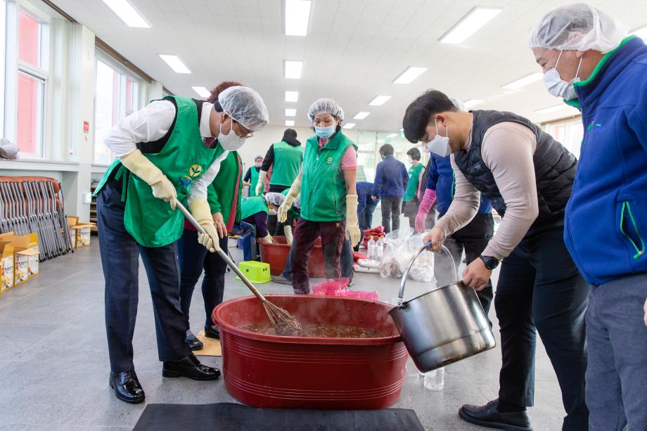 201105_새마을운동 어려운이웃 고추장나누기 행사_0003