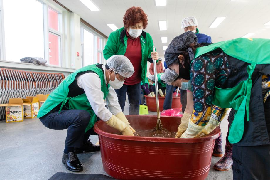 201105_새마을운동 어려운이웃 고추장나누기 행사_0004