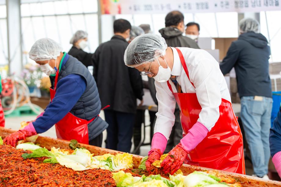 201110_어려운 가정 김장 담가주기 청양읍_0010