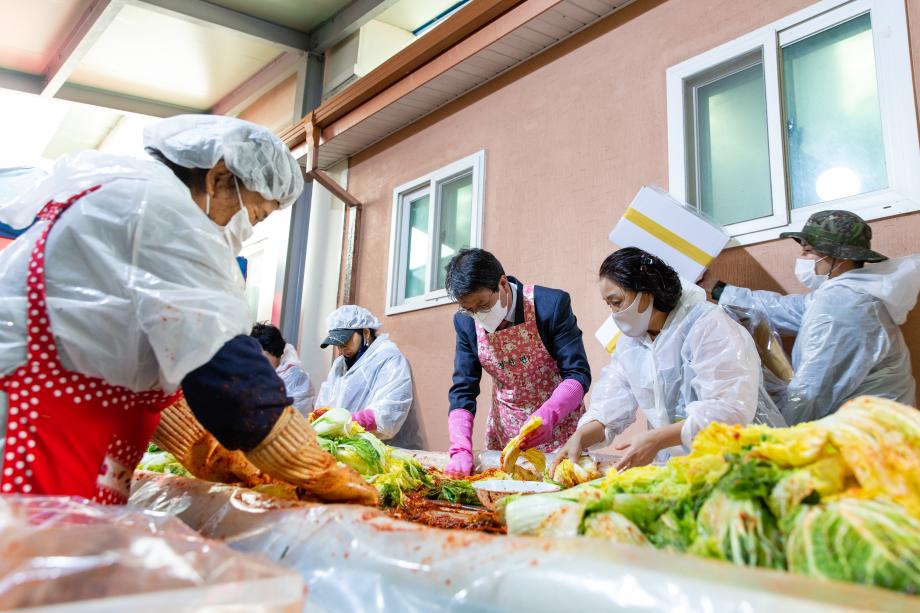 201119_어려운 가정 김장 담가주기_0003