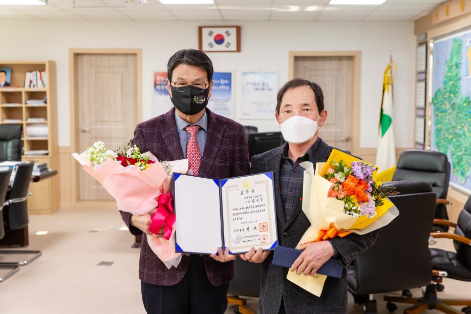 210106_청양농협표고공선회장 국무총리표창 전수식_0002