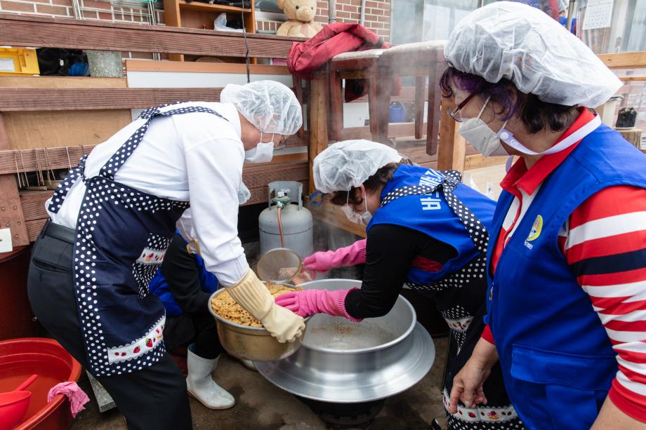 210511_바르게살기운동 청양군협의회 독거노인 및 소외계층 가구 밑 반참 지원_0001