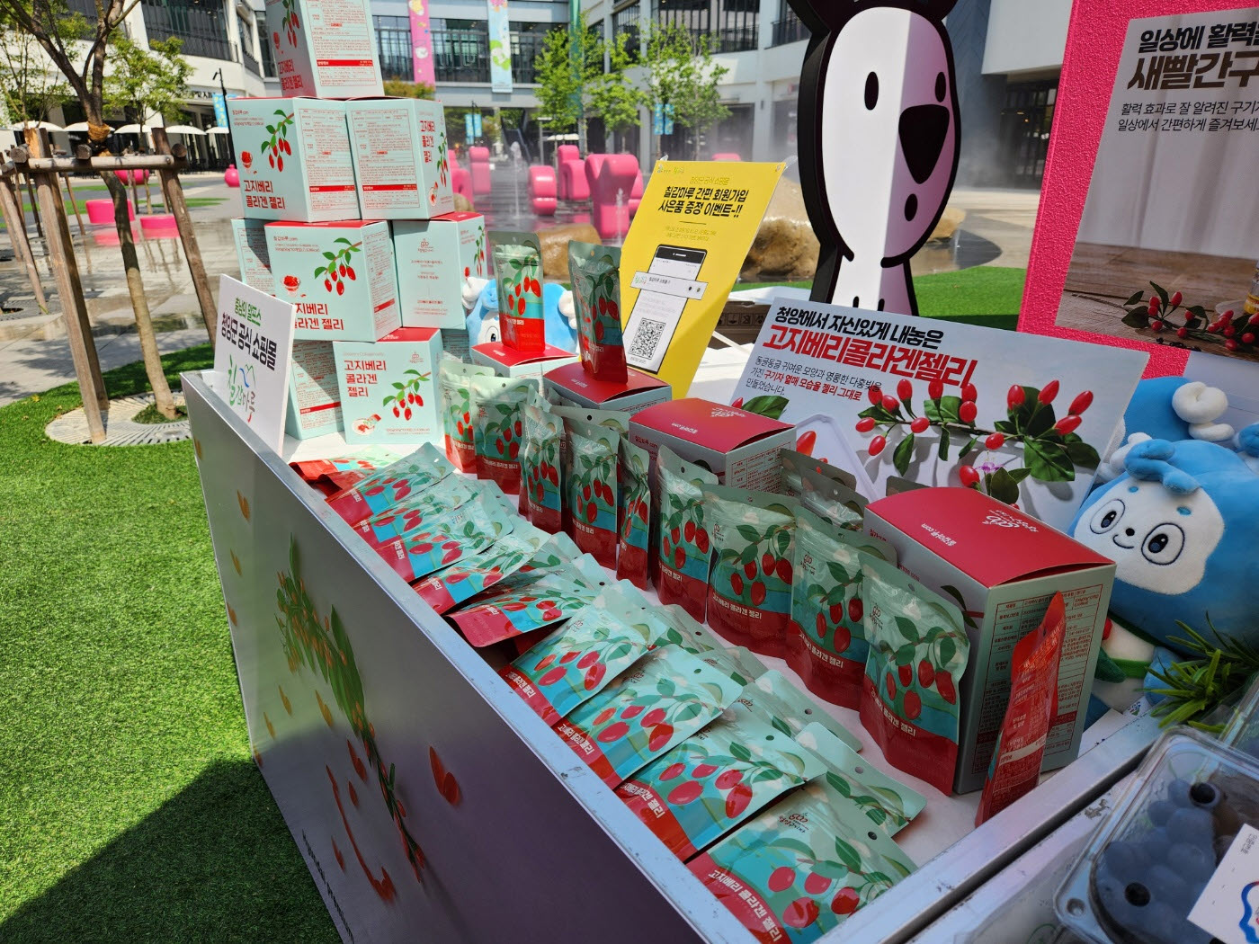 사본 -사진(청양군, 현대 프리미엄 아웃렛 방문객에게 지역 농특산물 선보여2)