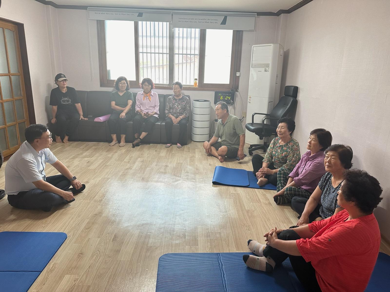 한성희 청양읍장 경로당 방문