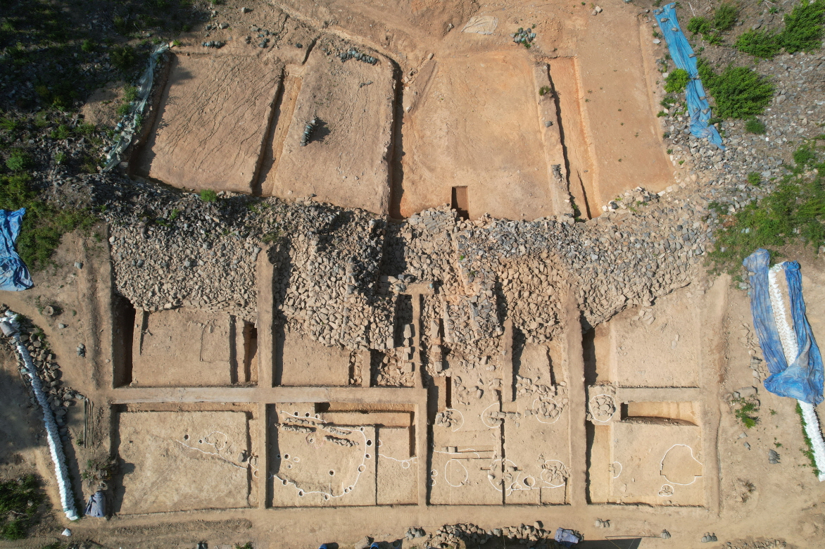 우산성 발굴조사 대상지 일대 전경(위가 북쪽, 성외).JPG