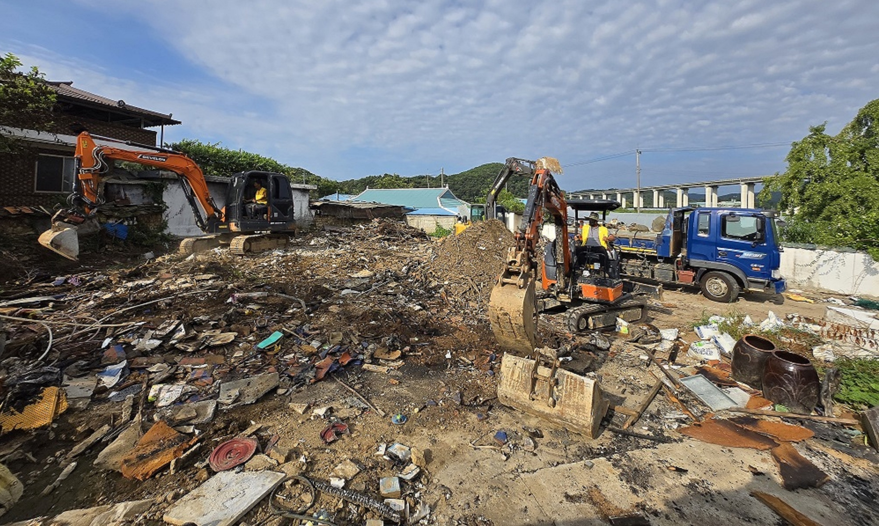 청양군 전문건설협회 청남면 화재피해농가 주택철거 자원봉사 나서