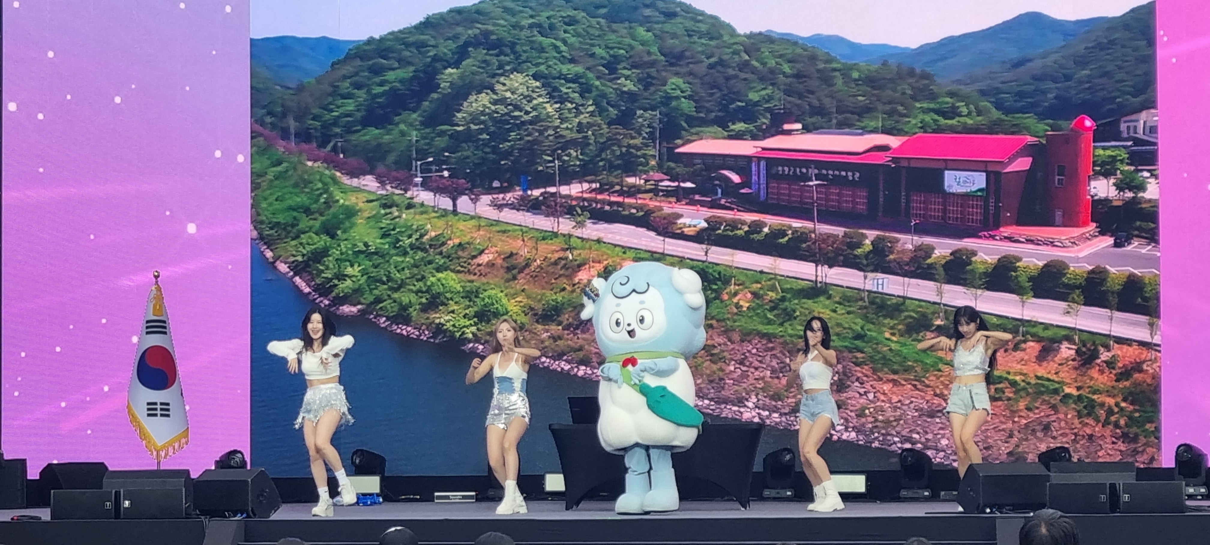 청양군, ‘2025~2026 충남 방문의 해’ 선포식 참여(청양이 식전공연)