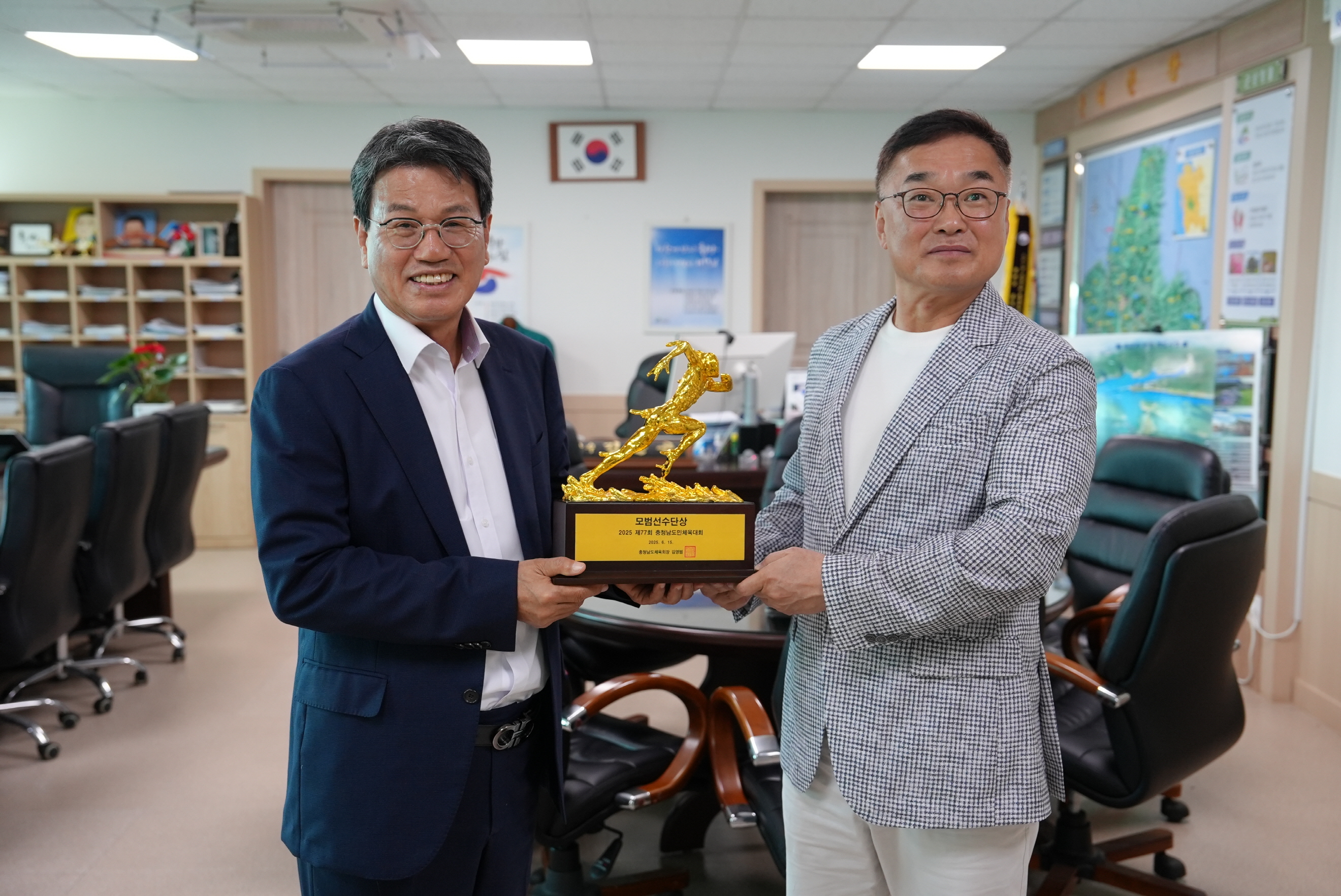 3. 제77회 충청남도민체육대회 청양군 ‘종합 13위’ 단합된 모습으로 ‘모범상’ 수상 (1).JPG