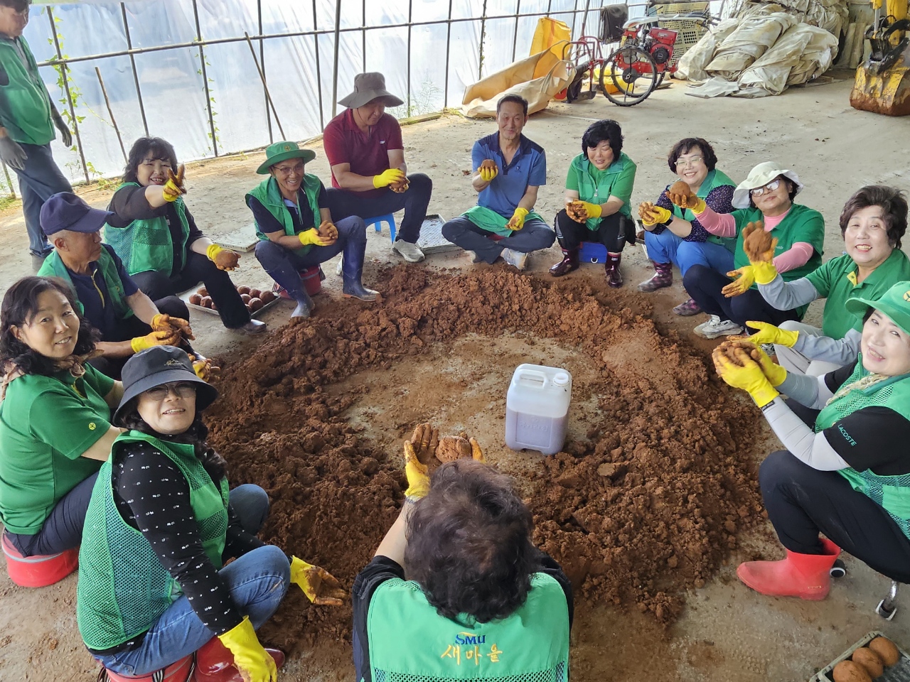 3. 청양군 새마을회, ‘EM흙공 만들기’로 하천 보호 솔선수범 (1)