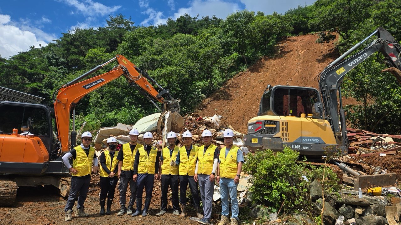 1. 청양군 전문건설협회  대치면 피해 주택 복구 나서…지역사회 회복에 앞장(1-1)