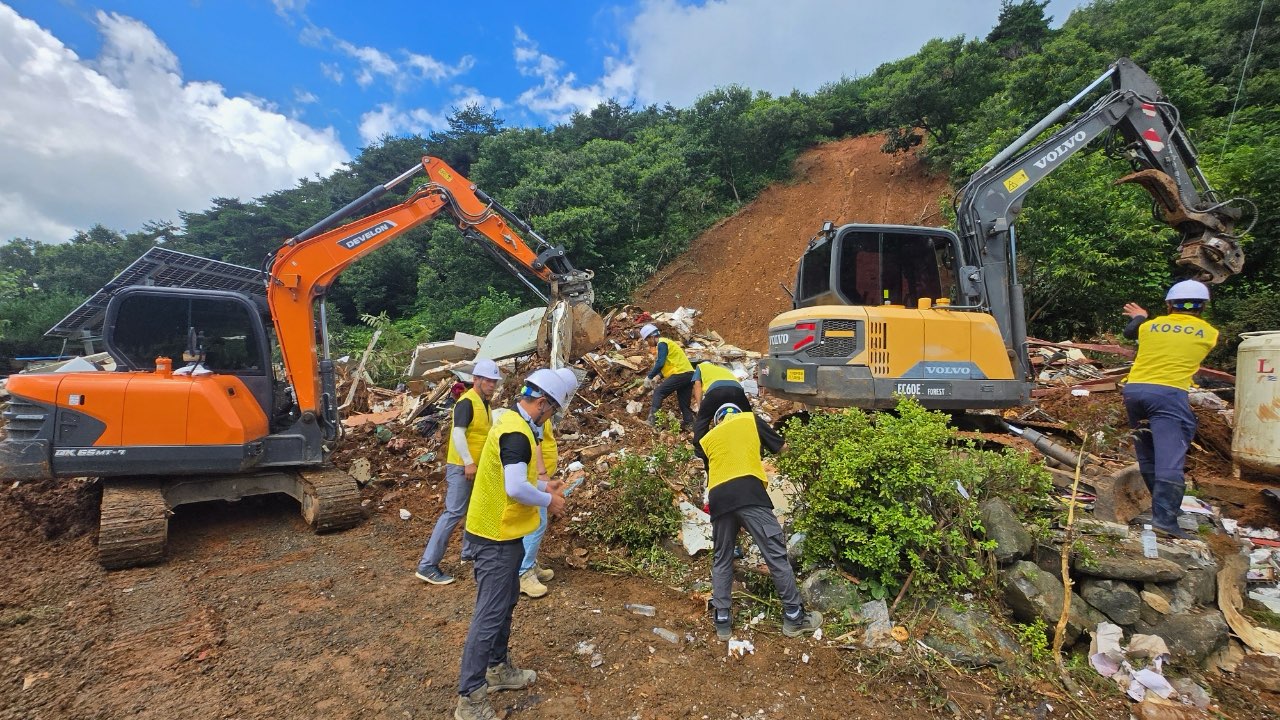 1. 청양군 전문건설협회  대치면 피해 주택 복구 나서…지역사회 회복에 앞장(1-2)