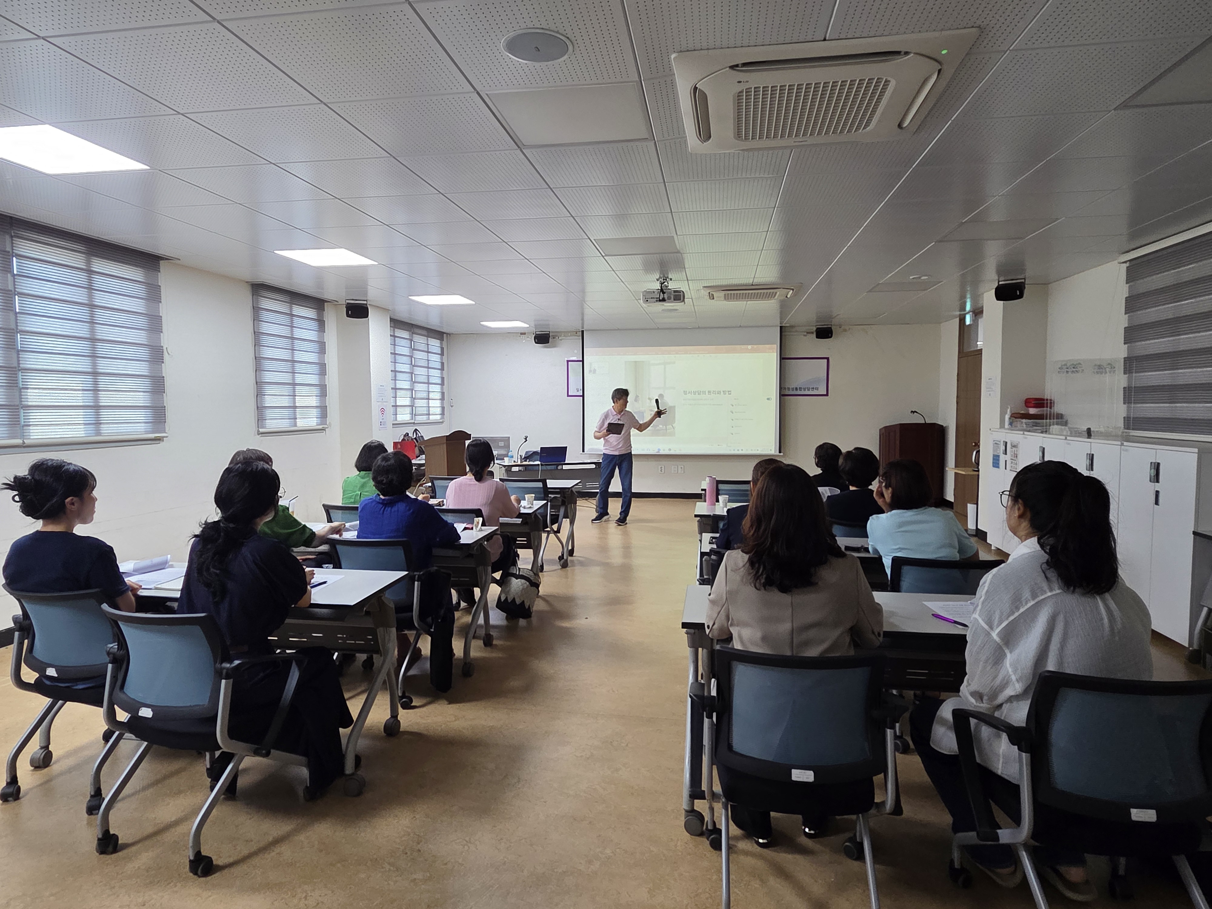 6. 청양가정성통합상담센터  종사자 및 활동가 워크숍 개최(1-1).jpeg