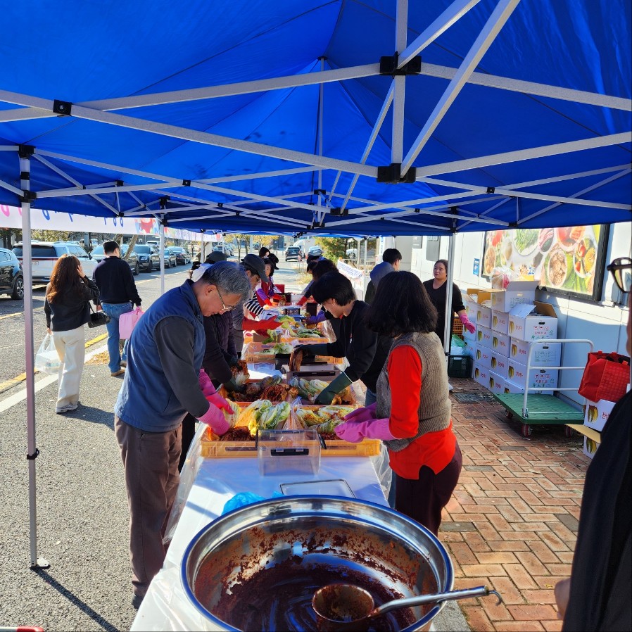 3. 청양군  청양먹거리직매장 학하점서 '2025 김장체험 및 나눔 행사' 개최(1-1).jpeg