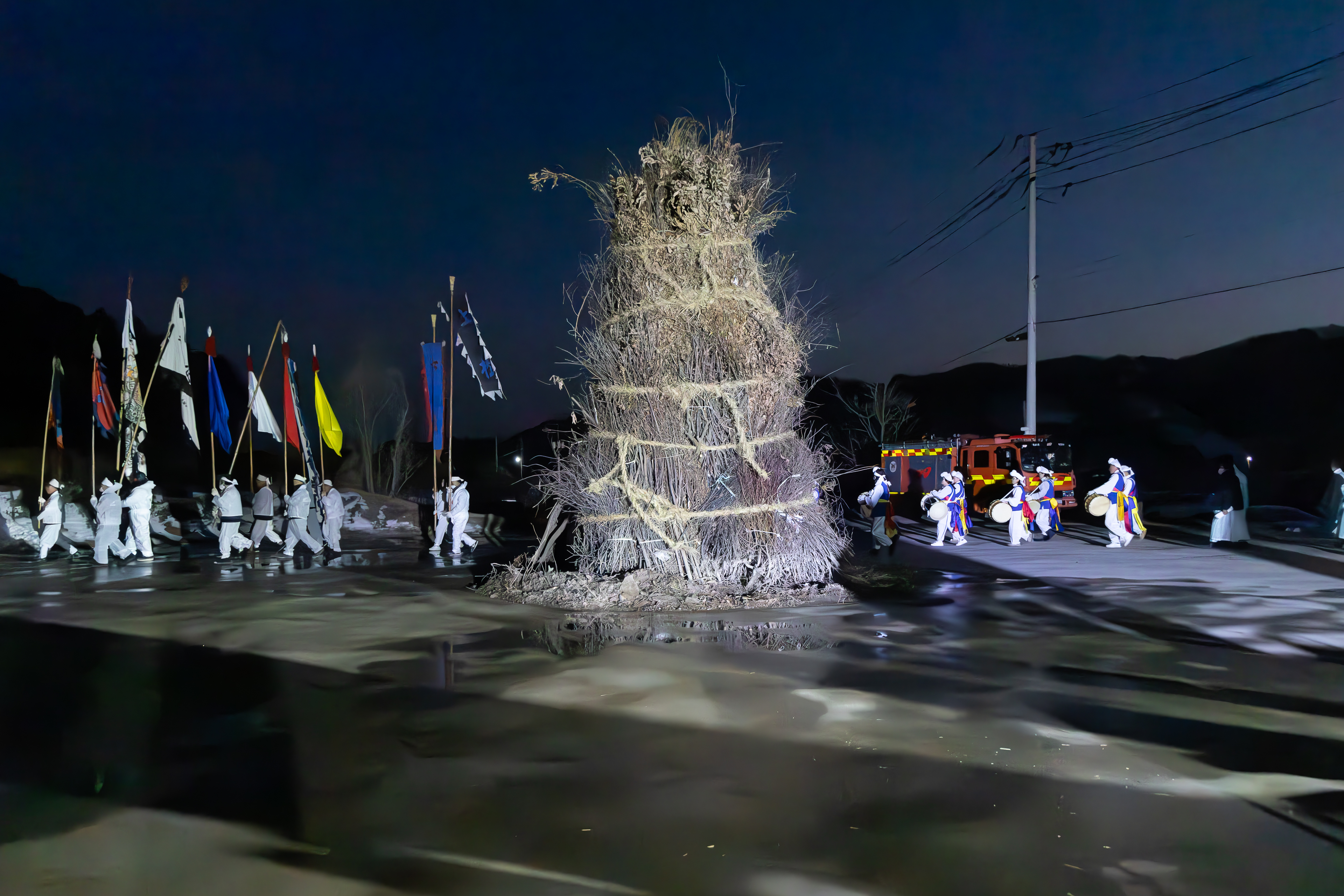 3. 400년 전통의 불꽃  액운 태우고 안녕 기원 ‘청양정산동화제’ 개최(1-2)