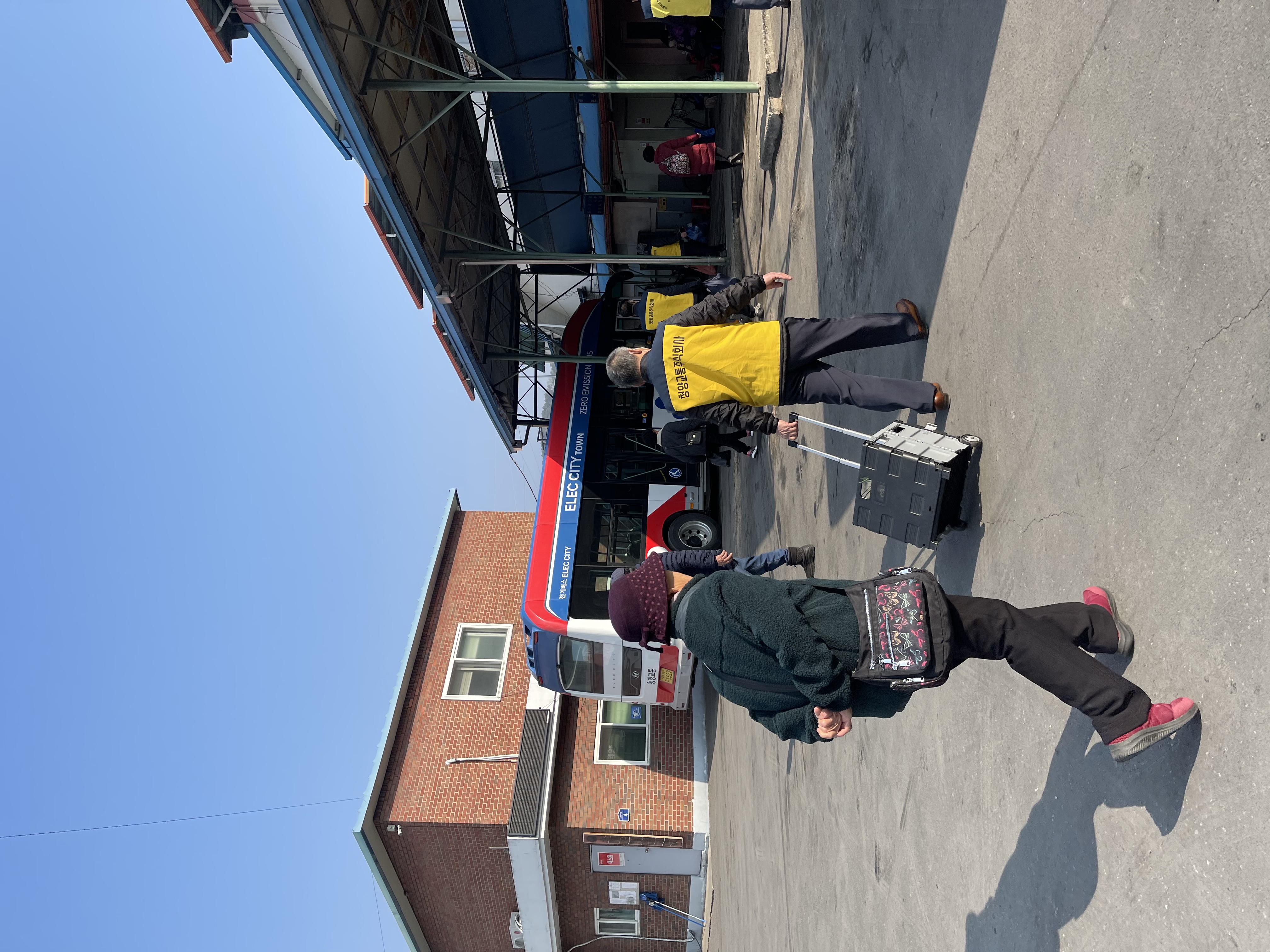 4. “어르신  무거운 장바구니 저희가 들어드릴게요!”(1-2).jpeg