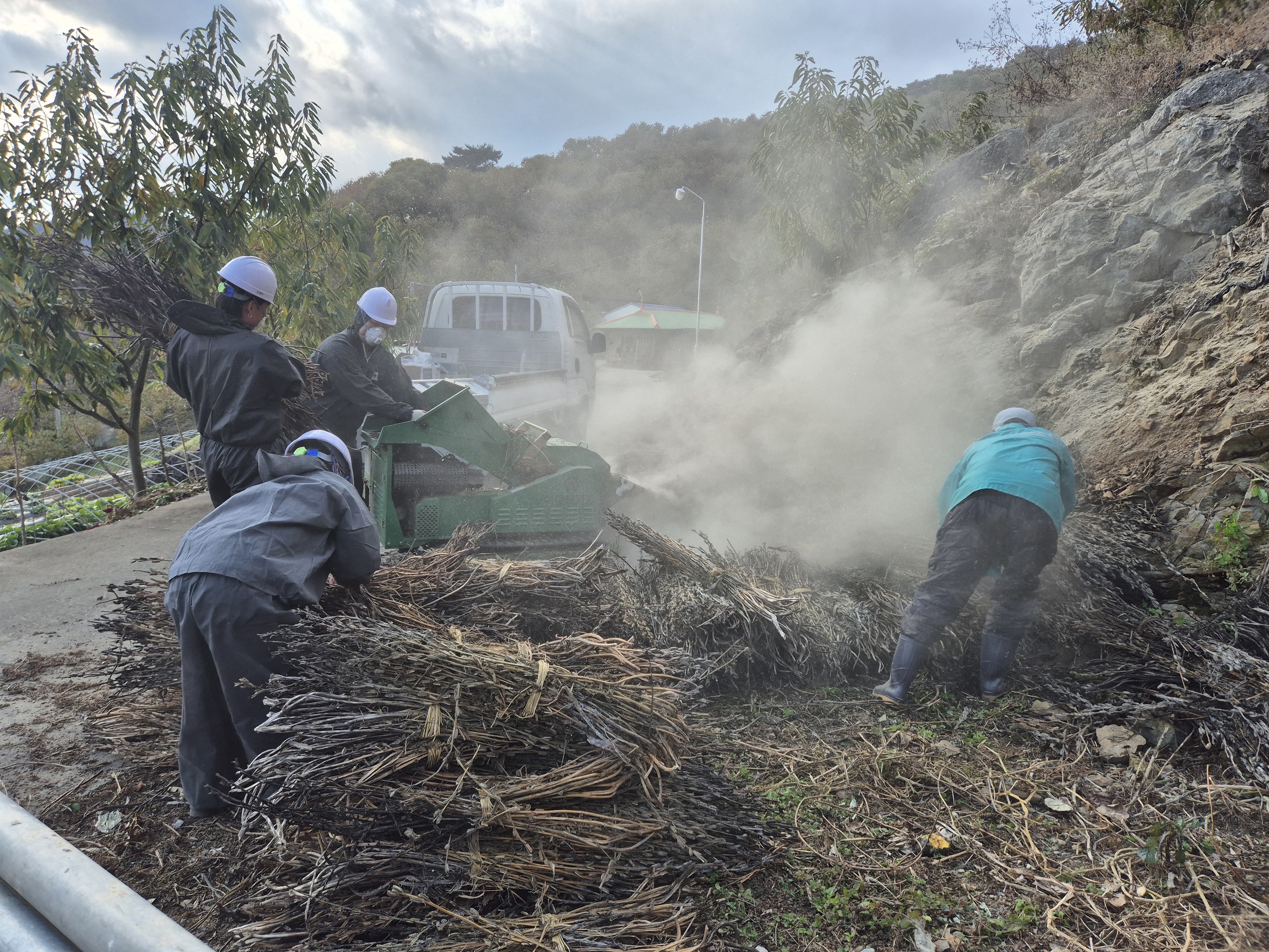 2. “태우지 말고 자원으로” 청양군  ‘영농부산물 파쇄지원’ 본격 가동(1-2)
