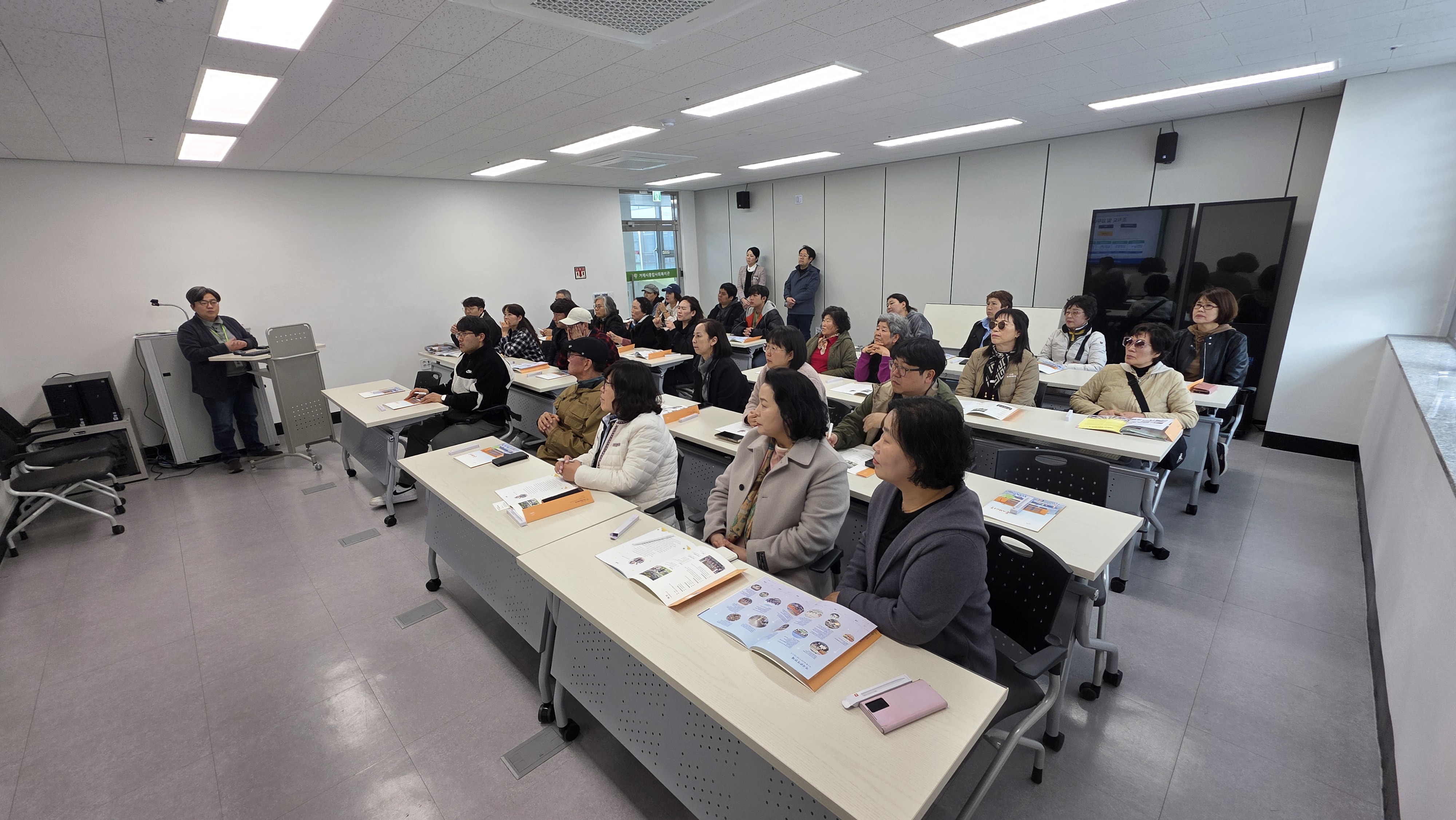 5. 청양군 지역사회보장협의체  거제서 ‘역량 강화 연합 워크숍’ 개최(1-2).jpeg