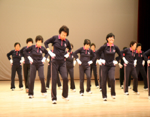 봄날 춤 잔치로 웃음꽃이 활짝