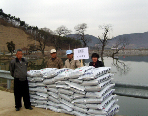 신기산업, 청양군 비봉면 강정리(갈망골)에 비료 50포 기증
