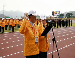 “청양 미소천사 650명 공설운동장에 다모였다”