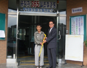 청양군 비봉면 한상환씨, 손수 만든 지팡이 기증