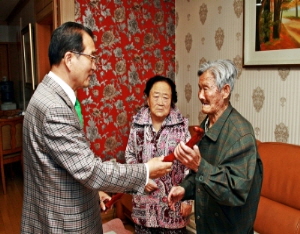 청양군, 100세 어르신 ‘청려장’ 증정