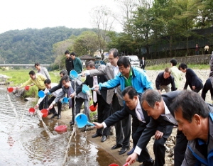 청양군, 청정수 지천에 어린참게 방류