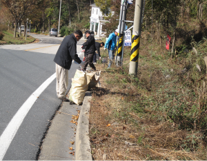 대치면 전 직원 참여 국도주변 대청소, 깨끗한 환경 조성