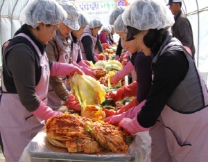 사랑의 김치 나누기 행사 열려