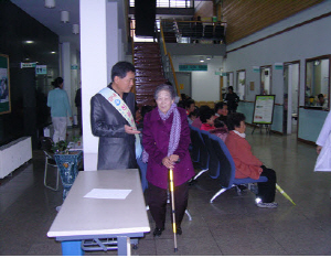 청양보건의료원, 안내도우미제 호응