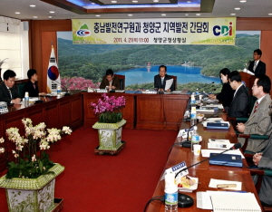 농촌 문제 전문가와 풀어나간다