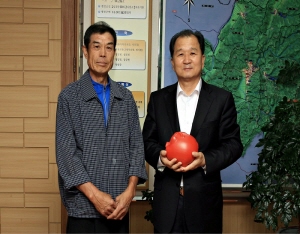 돼지 저금통에 청양사랑 가득 담아 전달