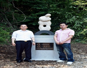 어머니 품과 닮은 천장호에 모자(母子) 조각상 세워