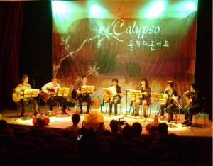 가을밤...포크기타 선율로 주민 감동 선사