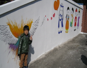 다문화가족센터 가는 길, 벽화로 ‘화사’