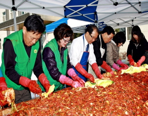 사랑으로 버무린 김장, 어려운 이웃 전달
