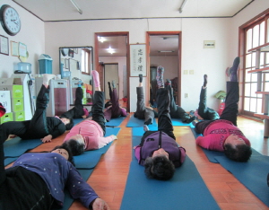 어르신들, 요가교실참여로 건강 챙기세요