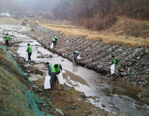 금호건설, 대치면 추동천 일대 하천정화활동