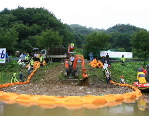 청양군, 천장호 부유쓰레기 수거에 구슬땀 흘려