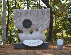 칠갑산 노래비 및 콩밭 매는 아낙네상 설치